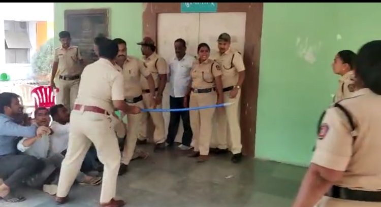 अभाविप च्या आंदोलन कार्यकर्त्यावर सोलापूर विद्यापीठात पोलिसांचा अमानुष लाठीमार