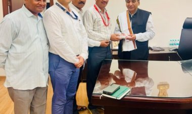 पाणी पुरवठा व स्वच्छता विभागातील कर्मचारी यांना कायम करणेसाठी राज्याचे मुख्य सचिव राजेश अग्रवाल यांची भेट